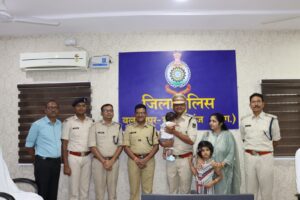 IMG-20230916-WA0214-300x200 वरिष्ठ कार्यालय के पदोन्नति आदेश के परिपालन में थाना प्रभारी त्रिकुंडा उप निरीक्षक चंदन सिंह को निरीक्षक के पद पर किया गया पदोन्नत।,