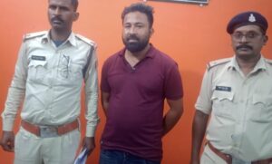 IMG-20231017-WA0463-780x470-1-300x181 अवैध कबाड़ के साथ रियाजुददीन उर्फ चुनमुन कबाड़ी गिरफ्तार, लाखों रुपयों का माल हुआ जप्त,एक लम्बे समय से चल रहा था यह अबैध कारोबार