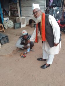 IMG-20240117-WA0459-225x300 इन्सानियत और मानवता का मिशाल परिचय देते हुए लोगो को भोजन और नास्ता और पशुओं प्रत्येक दिन गुड़ खिलाकर दुसरे धर्म को दे रहे है सिख