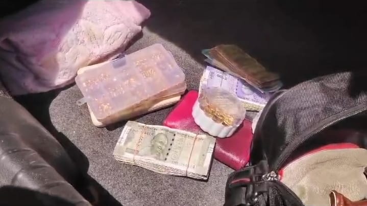 IMG-20240504-WA0003 केंद्रीय बलों और कोरिया पुलिस की MCP में बरामद हुआ लगभग 6 लाख का नगदी और सोना, फ्लाइंग स्क्वाड टीम को किया सुपुर्द*