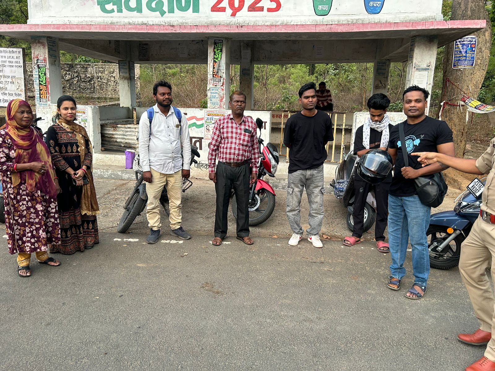 IMG-20240529-WA0000 यातायात के नियमों का धजी  उड़ा के चलने वाले लोगों को पोड़ी थाना प्रभारी ने दिया समझाइश नियमों का पालन ना करने पर की जाएगी कार्यवाही।