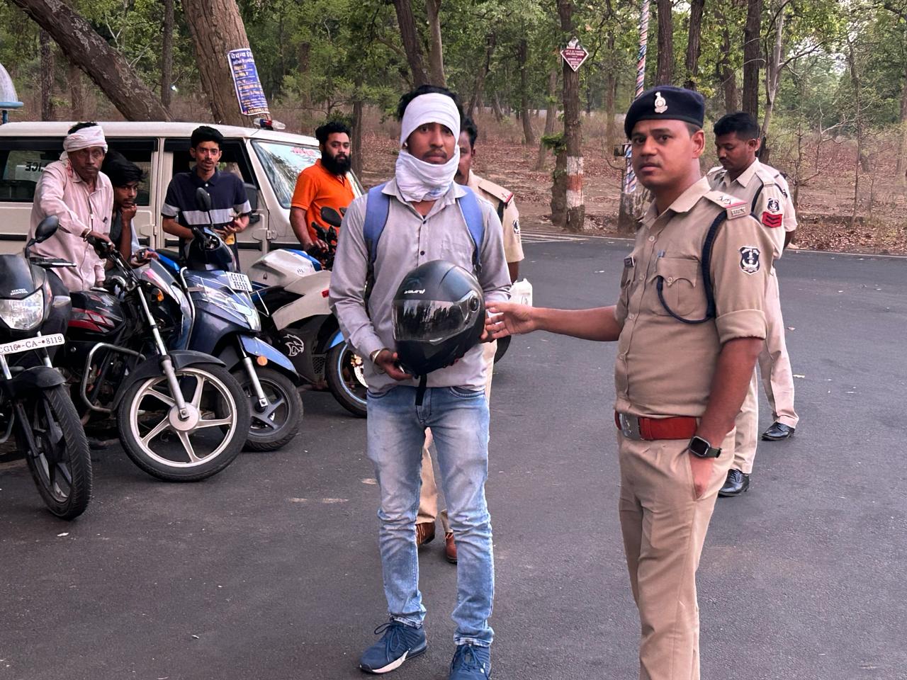 IMG-20240529-WA0001 यातायात के नियमों का धजी  उड़ा के चलने वाले लोगों को पोड़ी थाना प्रभारी ने दिया समझाइश नियमों का पालन ना करने पर की जाएगी कार्यवाही।