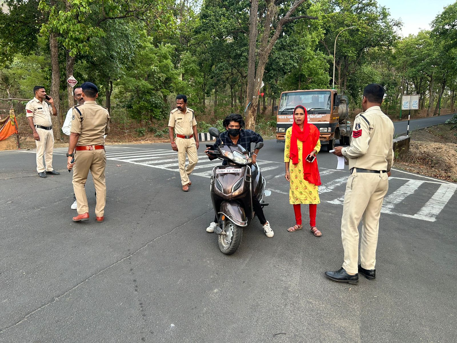 IMG-20240529-WA0002 यातायात के नियमों का धजी  उड़ा के चलने वाले लोगों को पोड़ी थाना प्रभारी ने दिया समझाइश नियमों का पालन ना करने पर की जाएगी कार्यवाही।