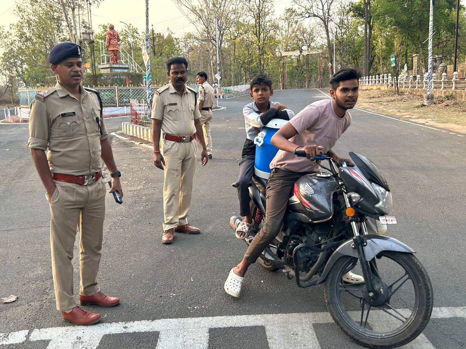 IMG-20240529-WA0003 यातायात के नियमों का धजी  उड़ा के चलने वाले लोगों को पोड़ी थाना प्रभारी ने दिया समझाइश नियमों का पालन ना करने पर की जाएगी कार्यवाही।