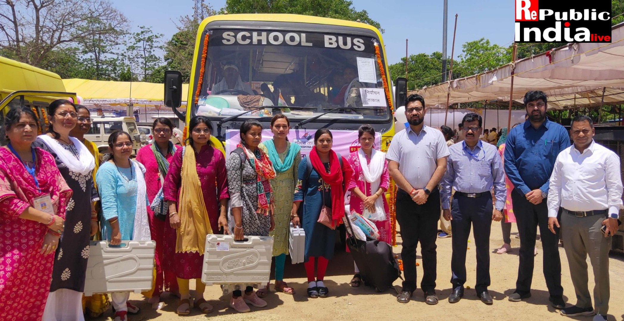 Picsart_24-05-06_16-59-01-089 संगवारी मतदान कर्मियों को आब्जर्वर ने हरी झंडी दिखाकर किया रवाना।