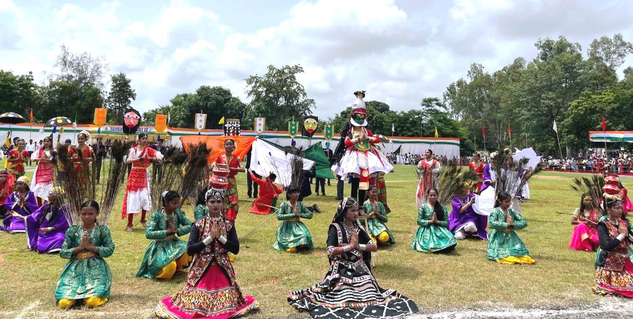 IMG-20240815-WA0033 केंद्रीय राज्यमंत्री तोखन साहू ने ध्वजारोहण कर ली परेड की सलामी।