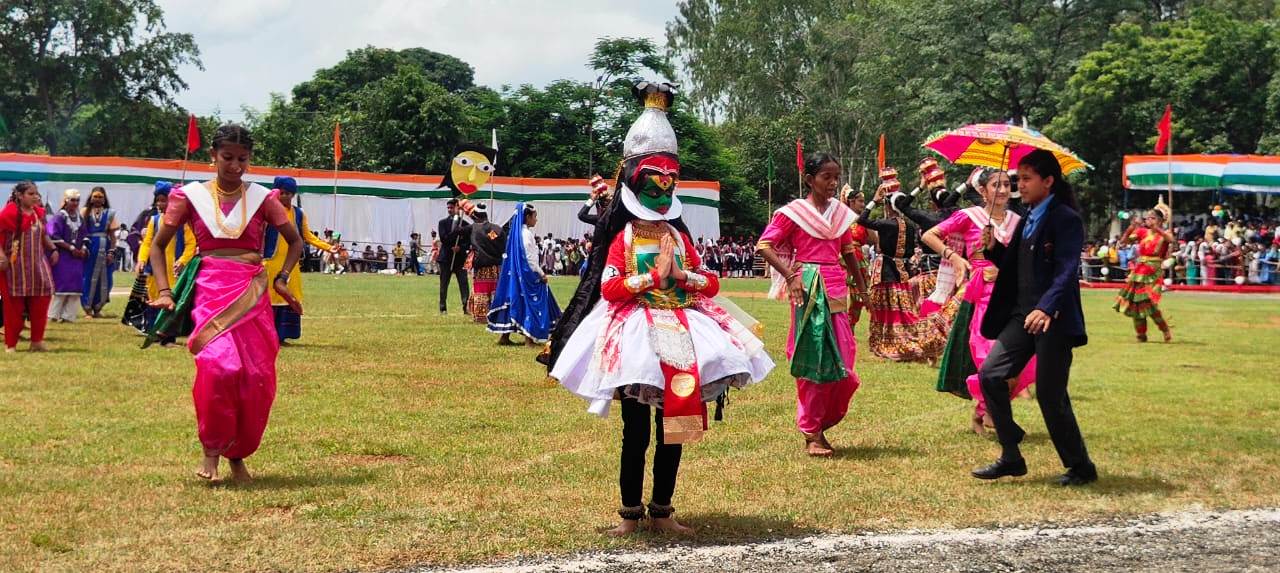 IMG-20240815-WA0035 केंद्रीय राज्यमंत्री तोखन साहू ने ध्वजारोहण कर ली परेड की सलामी।