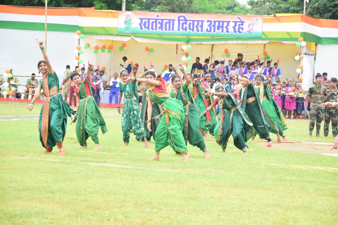 IMG-20240815-WA0036 केंद्रीय राज्यमंत्री तोखन साहू ने ध्वजारोहण कर ली परेड की सलामी।