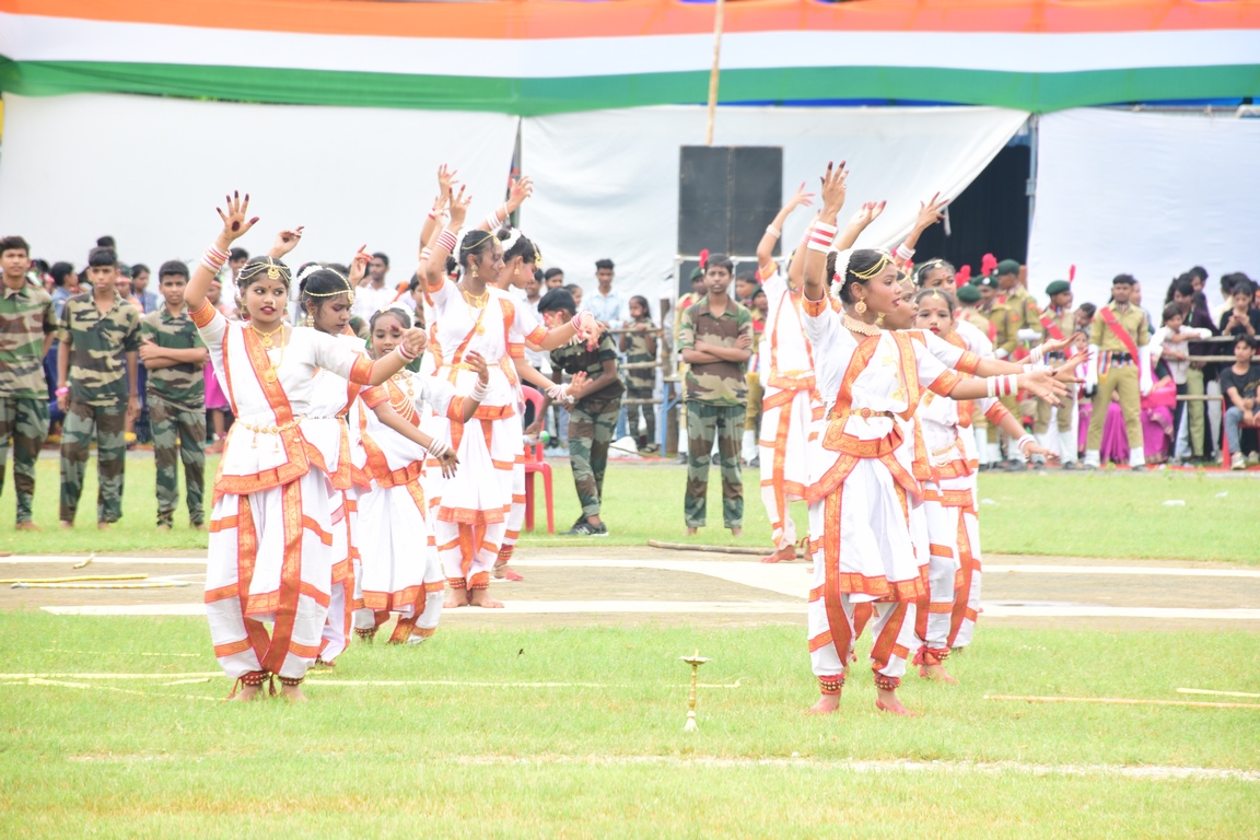 IMG-20240815-WA0038 केंद्रीय राज्यमंत्री तोखन साहू ने ध्वजारोहण कर ली परेड की सलामी।