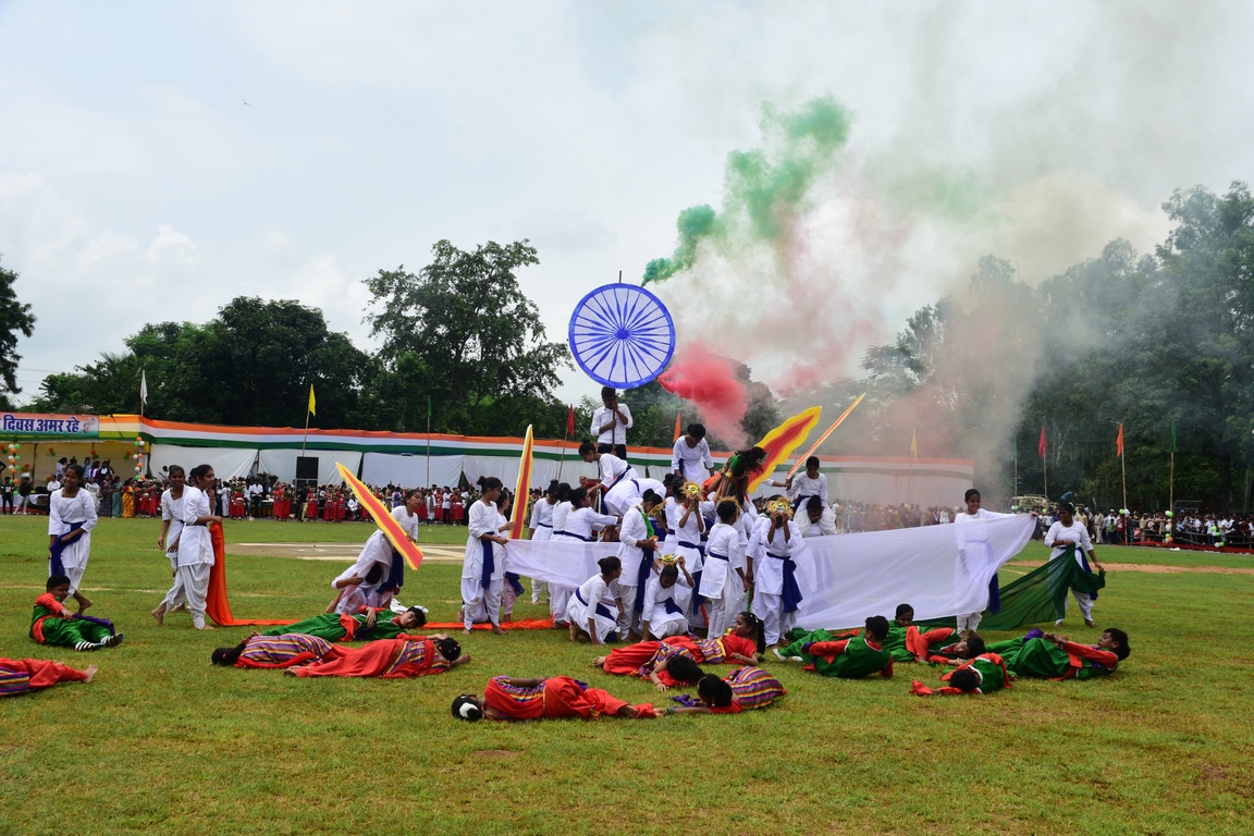IMG-20240815-WA0039 केंद्रीय राज्यमंत्री तोखन साहू ने ध्वजारोहण कर ली परेड की सलामी।