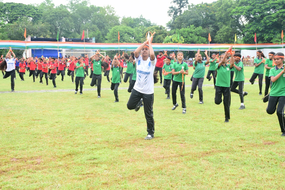 IMG-20240815-WA0045 केंद्रीय राज्यमंत्री तोखन साहू ने ध्वजारोहण कर ली परेड की सलामी।