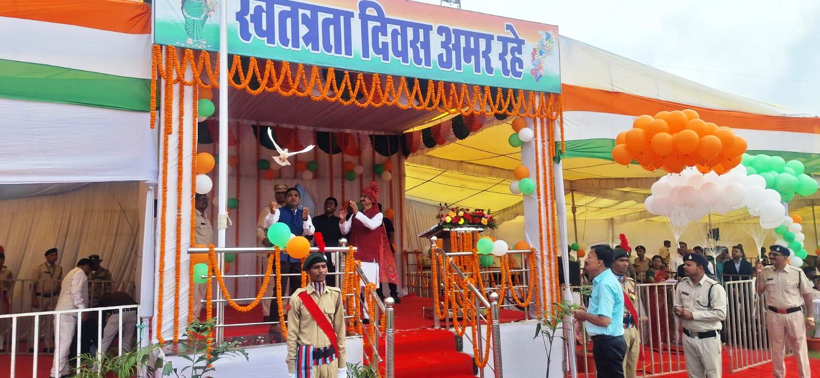 IMG-20240815-WA0046 केंद्रीय राज्यमंत्री तोखन साहू ने ध्वजारोहण कर ली परेड की सलामी।