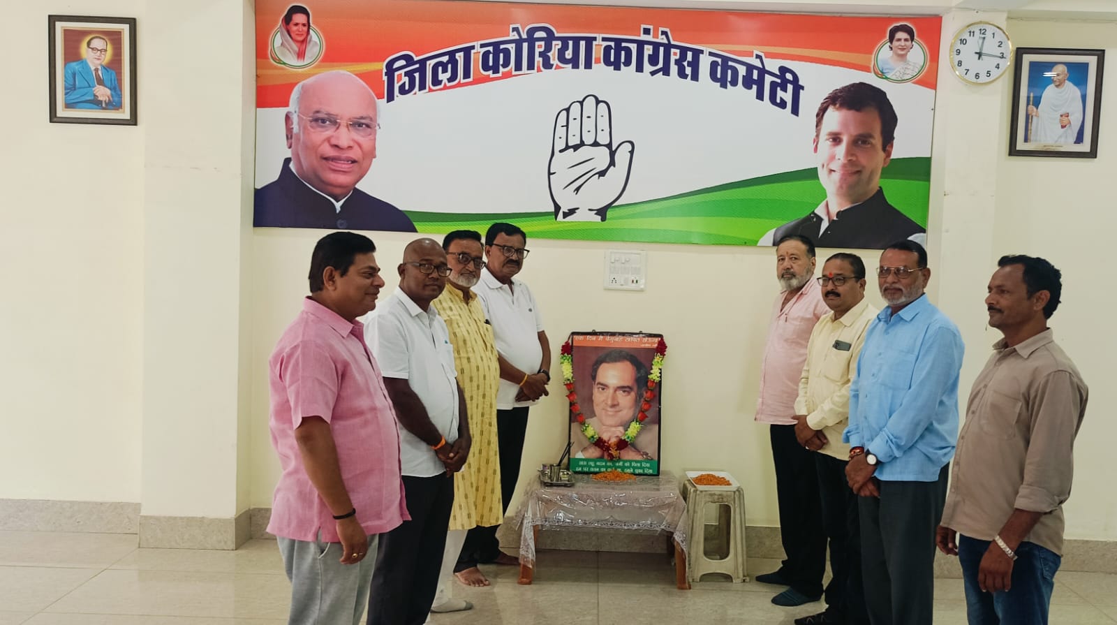 IMG-20240820-WA0013 पूर्व प्रधानमंत्री राजीव गांधी की जयंती पर कांग्रेसियों ने दी श्रद्धांजलि ।