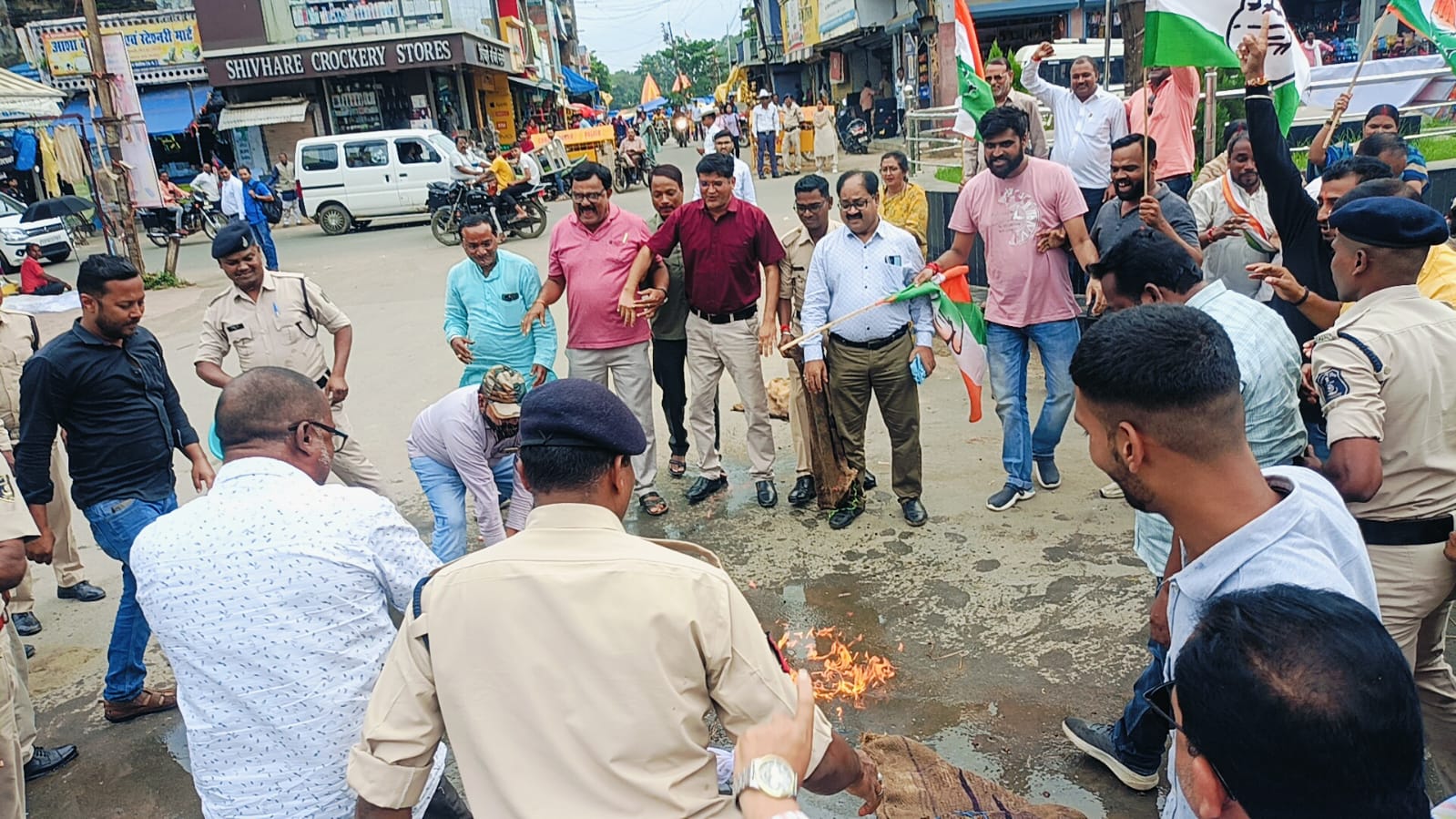 IMG-20240829-WA0002 भाजपा सरकार में प्रशासन के द्वारा कांग्रेस कार्यकर्ताओं पर लाठी चार्ज के विरोध में मुख्यमंत्री और गृहमंत्री का कांग्रेस ने फूका पुतला।
