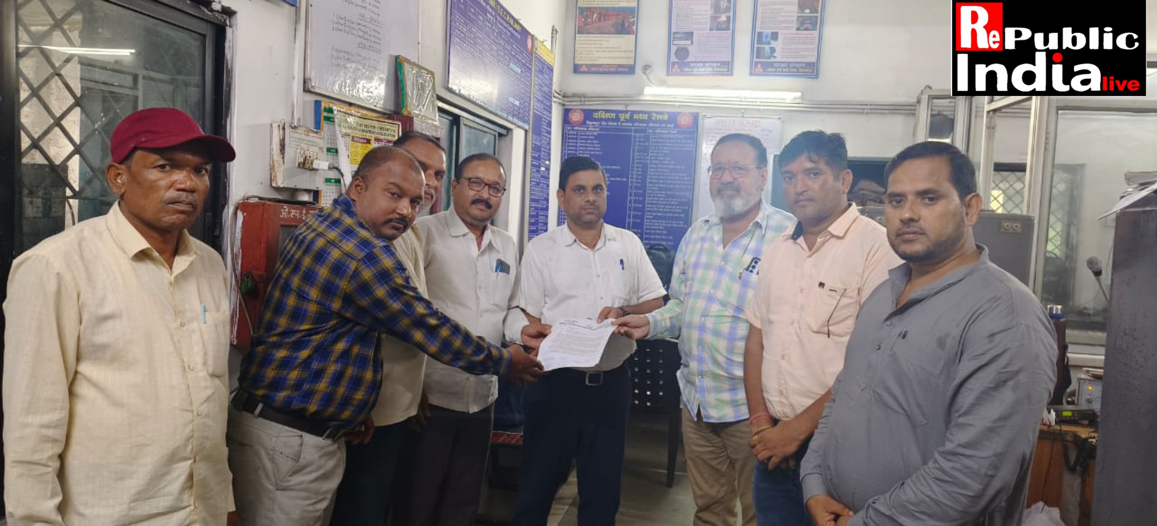 Picsart_24-08-04_18-14-45-745 यात्री ट्रेनों की नियमित परिचालन की मांग तथा यात्री ट्रेनों की सुविधाओं को बहाल किए जाने को लेकर केंद्रीय रेलमंत्री को ज्ञापन सौंपे।