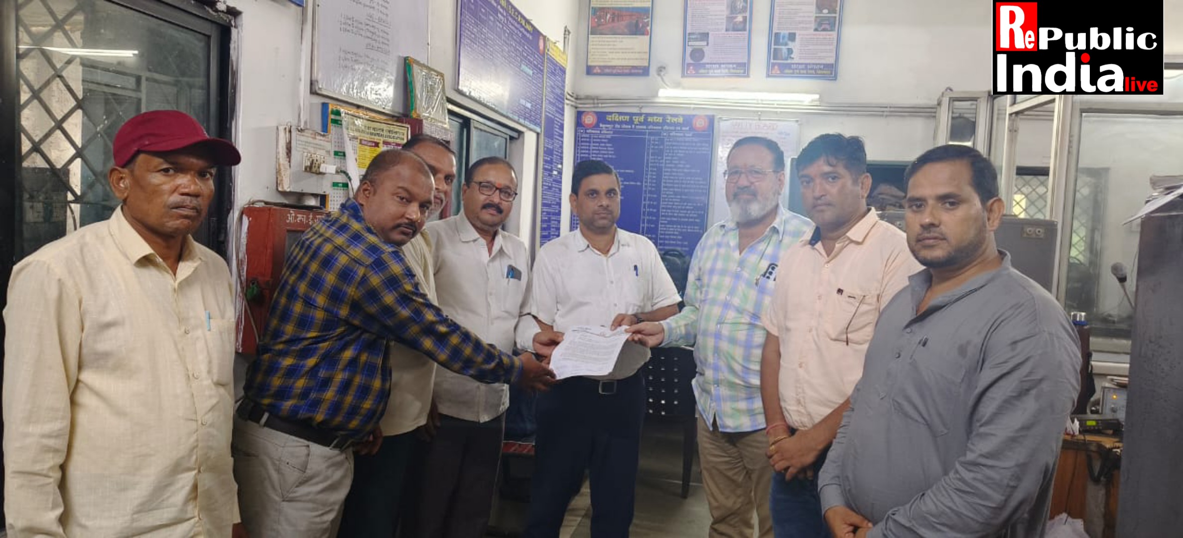 Picsart_24-08-04_18-17-01-442 यात्री ट्रेनों की नियमित परिचालन की मांग तथा यात्री ट्रेनों की सुविधाओं को बहाल किए जाने को लेकर केंद्रीय रेलमंत्री को ज्ञापन सौंपे।