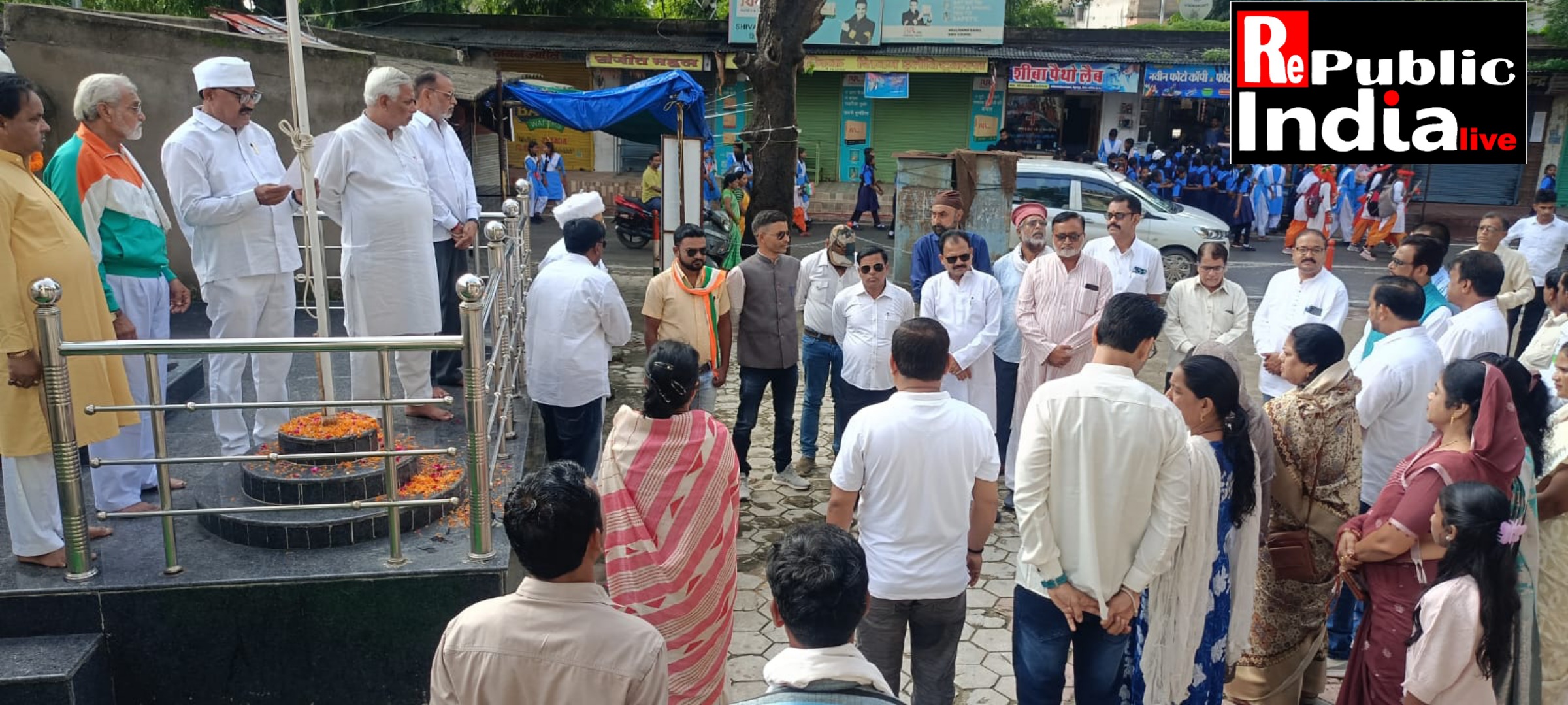 Picsart_24-08-15_20-34-10-167 कोरिया जिलाध्यक्ष ने स्वतंत्रता दिवस पर किया ध्वजारोहण और प्रदेशवासियों सहित पूरे देशवासियों, सेना के जवानों और स्वतंत्रता संग्राम सेनानियों को शुभकामनाएं दी।