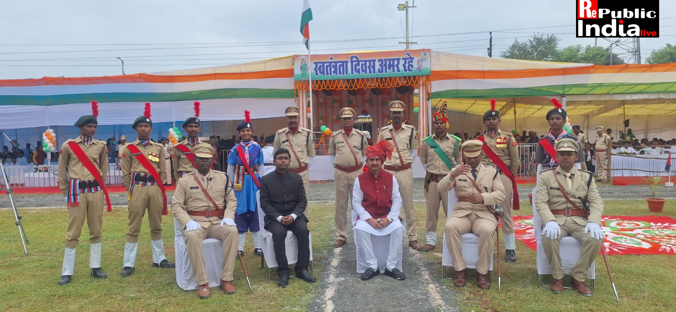 Picsart_24-08-15_22-57-43-071 केंद्रीय राज्यमंत्री तोखन साहू ने ध्वजारोहण कर ली परेड की सलामी।