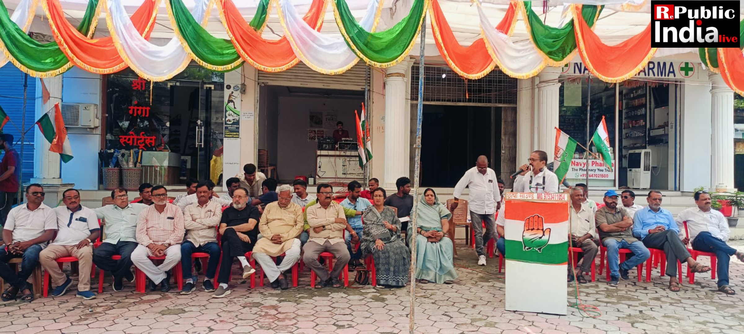 Picsart_24-08-24_16-59-22-010 बलौदाबाजार हिंसा मामले में विधायक देवेंद्र यादव, युवा कांग्रेस, एनएसयूआई के जिलाध्यक्षों एवम कांग्रेस कार्यकर्ताओं की गिरफ्तारी पर कांग्रेस का जिला स्तरीय धरना प्रदर्शन।