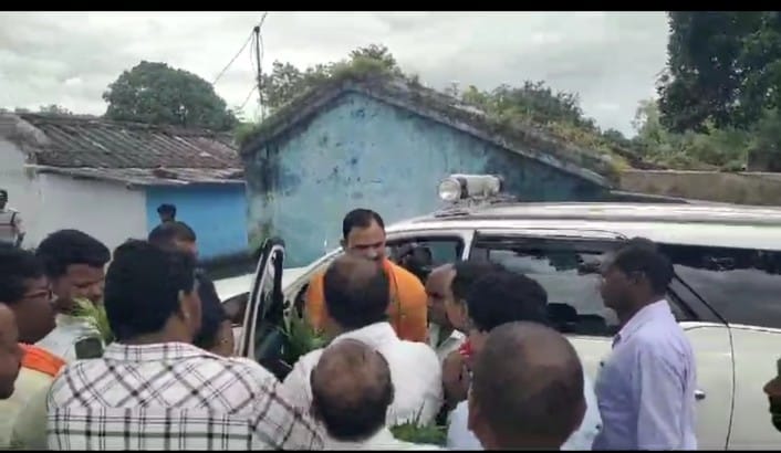 IMG-20240902-WA0008 क्षेत्रीय दौरे में मंत्री का काफिला कोरिया कालरी पहुंचा, उपस्थित जनसमुदाय की समस्याओं को सुन किया निदान।