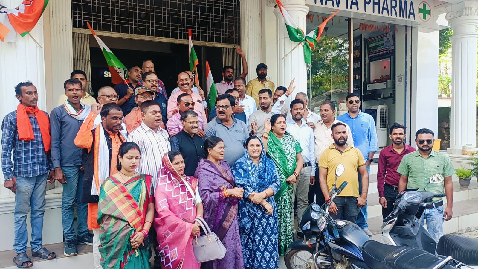 IMG-20240918-WA0002 नेता प्रतिपक्ष राहुल गांधी पर हुए विवादित बयान को लेकर कांग्रेसजनों ने रेल राज्य मंत्री रवनीत सिंह और विधायक संजय गायकवाड़ का विरोध कर फूंका पुतला।