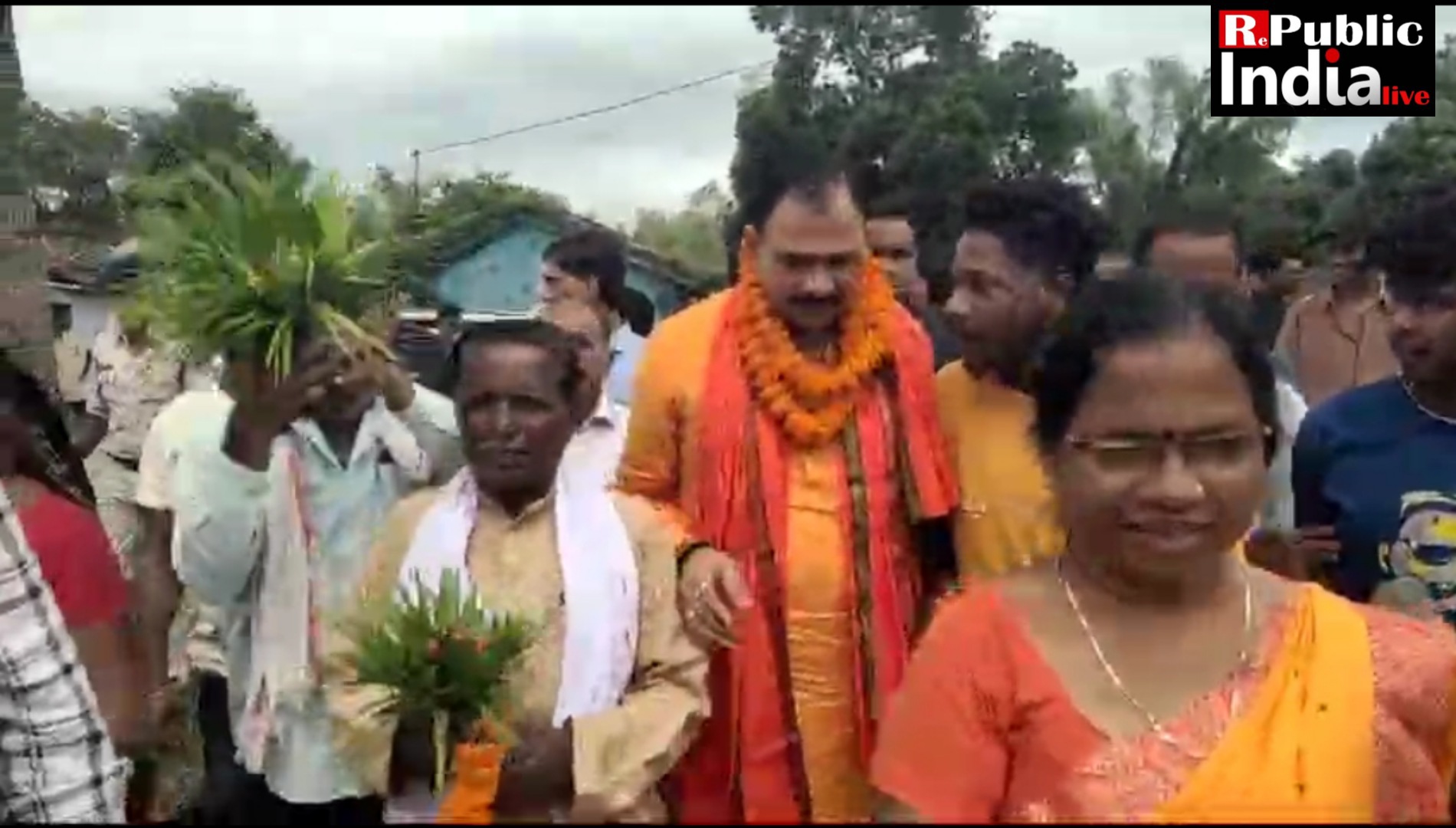 Picsart_24-09-02_17-18-29-266 क्षेत्रीय दौरे में मंत्री का काफिला कोरिया कालरी पहुंचा, उपस्थित जनसमुदाय की समस्याओं को सुन किया निदान।