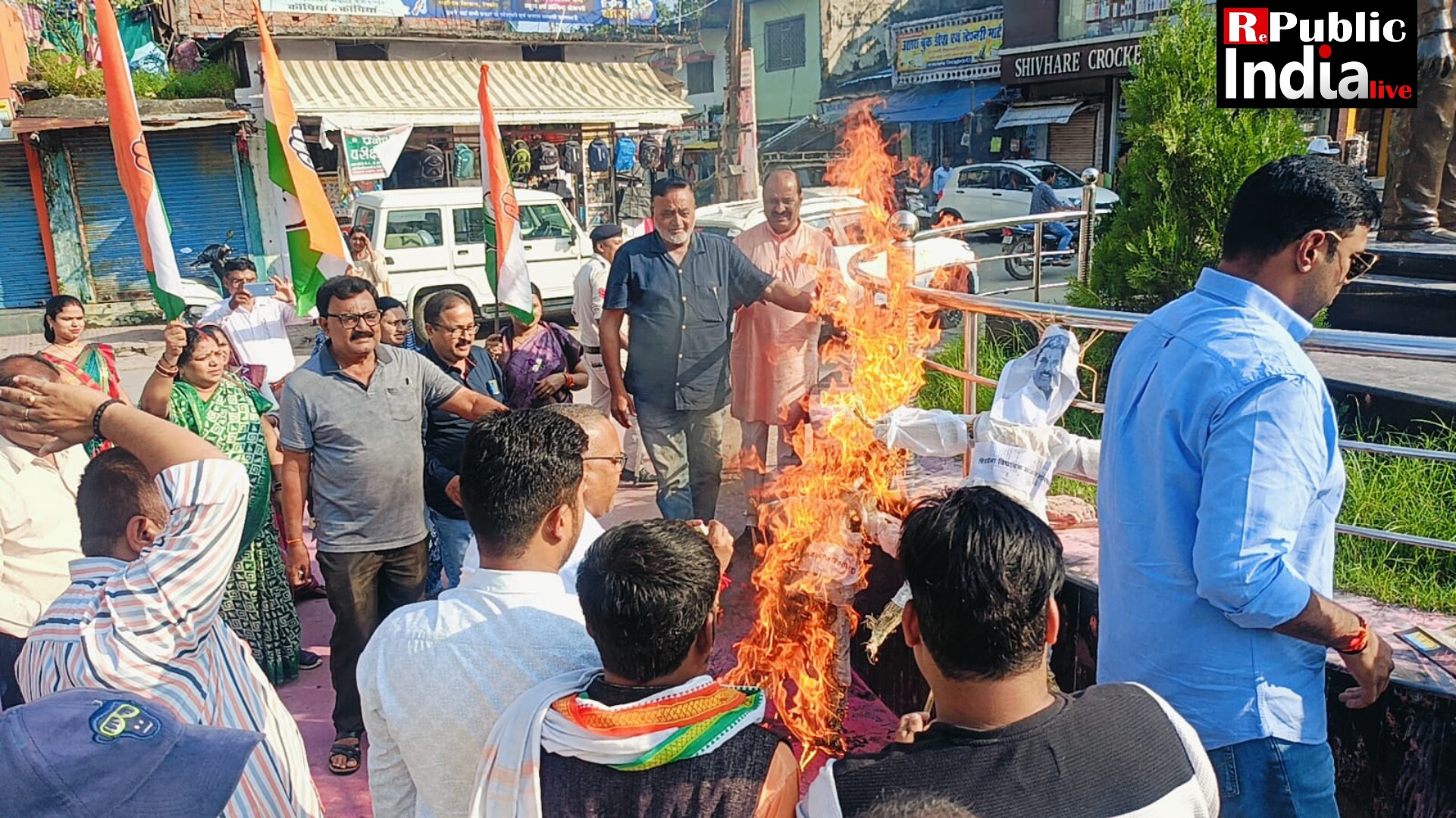 Picsart_24-09-18_21-40-41-307 नेता प्रतिपक्ष राहुल गांधी पर हुए विवादित बयान को लेकर कांग्रेसजनों ने रेल राज्य मंत्री रवनीत सिंह और विधायक संजय गायकवाड़ का विरोध कर फूंका पुतला।