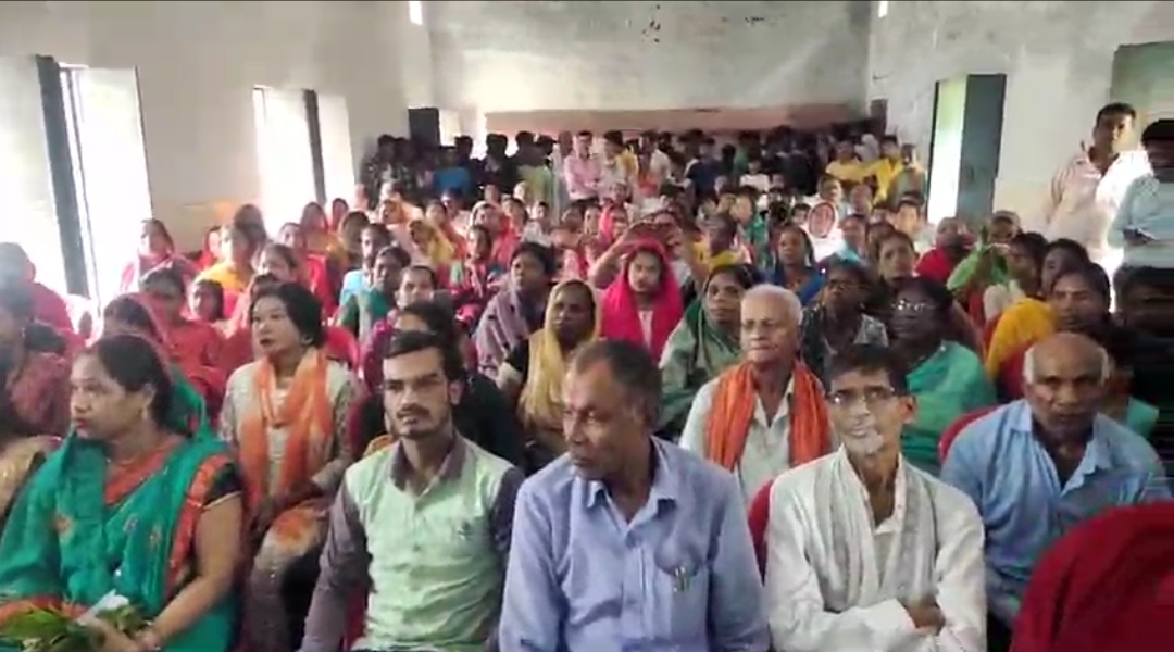 Screenshot_2024-09-02-17-16-39-13_99c04817c0de5652397fc8b56c3b3817 क्षेत्रीय दौरे में मंत्री का काफिला कोरिया कालरी पहुंचा, उपस्थित जनसमुदाय की समस्याओं को सुन किया निदान।