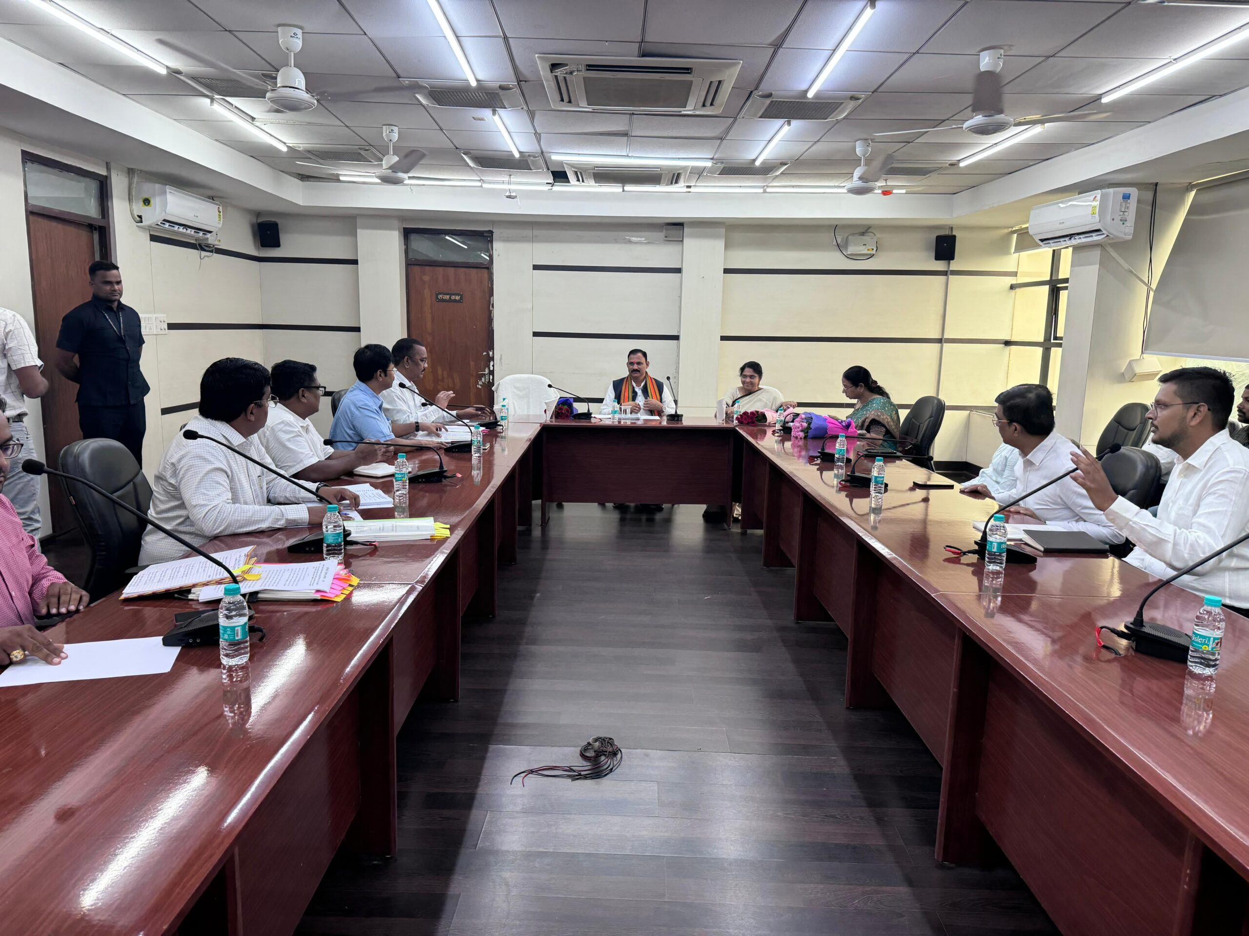 IMG-20241007-WA0004-scaled श्री श्याम बिहारी जायसवाल की अध्यक्षता में छत्तीसगढ़ स्टेट बेवरेजेस कार्पोरेशन के संचालक मंडल की बैठक।