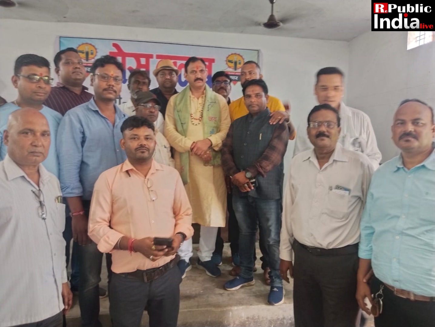 Picsart_24-10-02_09-35-58-399 जन्मदिन पर कैबिनेट मंत्री परिवार संग पहुंचे चनवारीडांड मां महामाया के दरबार, विधिवत पूजा अर्चना कर लिया माता का आशीर्वाद।