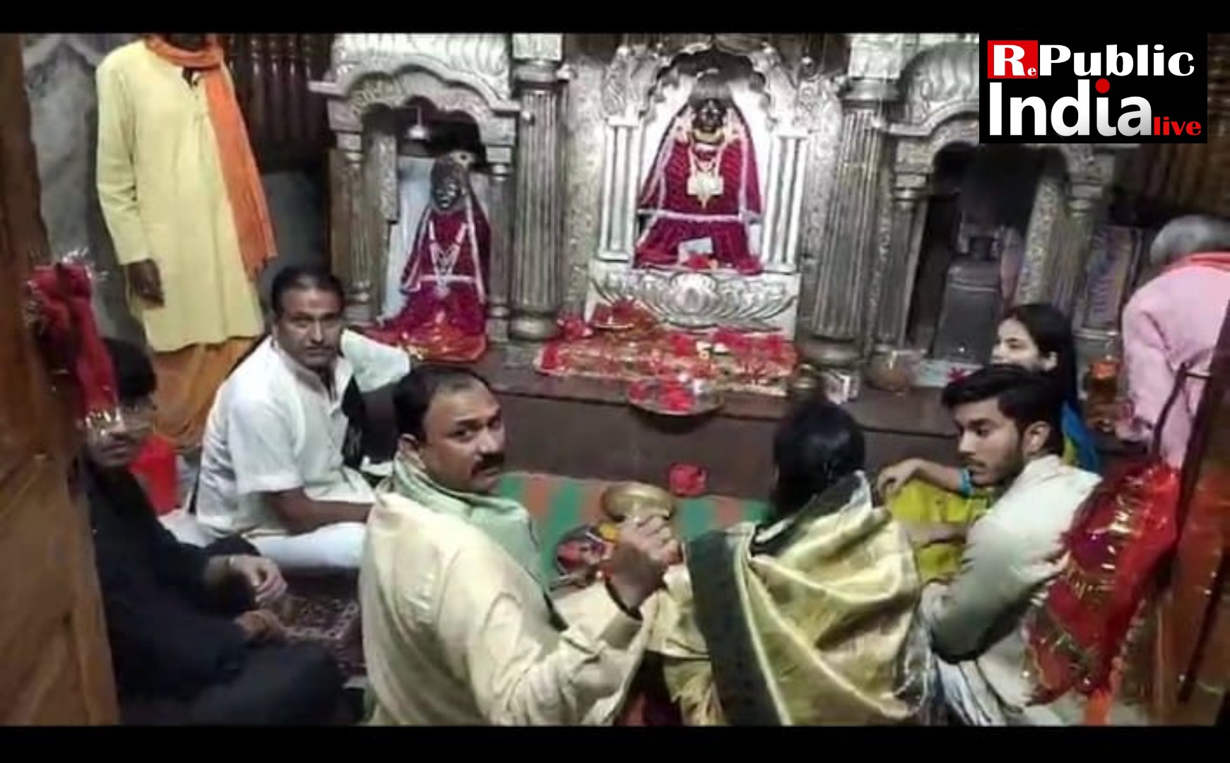 Picsart_24-10-02_09-42-03-521 जन्मदिन पर कैबिनेट मंत्री परिवार संग पहुंचे चनवारीडांड मां महामाया के दरबार, विधिवत पूजा अर्चना कर लिया माता का आशीर्वाद।