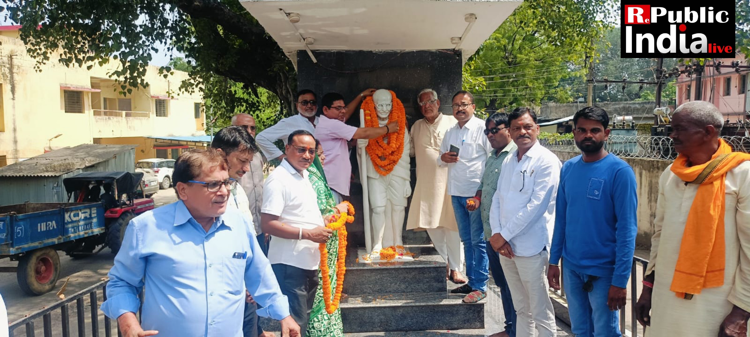 Picsart_24-10-02_23-28-04-372 राष्ट्रपिता महात्मा गांधी जी एवं देश के पूर्व प्रधानमंत्री लाल बहादुर शास्त्री जी की जयंती को विश्व अहिंसा दिवस के रूप में मनाया गया।