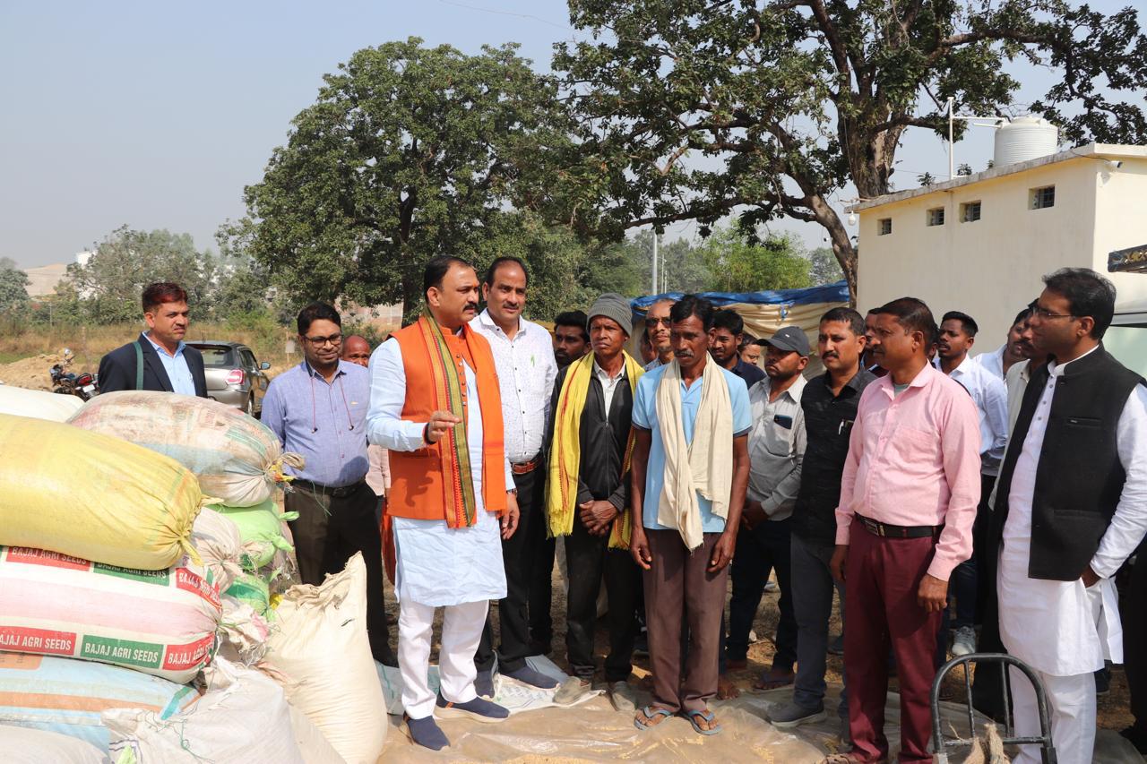 IMG-20241125-WA0009 स्वास्थ्य मंत्री श्याम बिहारी जायसवाल ने किया मनेंद्रगढ़ विधानसभा के धान खरीदी केंद्रों का निरीक्षण।