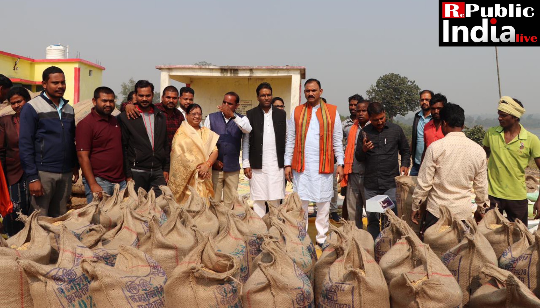 Picsart_24-11-25_22-36-39-734 स्वास्थ्य मंत्री श्याम बिहारी जायसवाल ने किया मनेंद्रगढ़ विधानसभा के धान खरीदी केंद्रों का निरीक्षण।