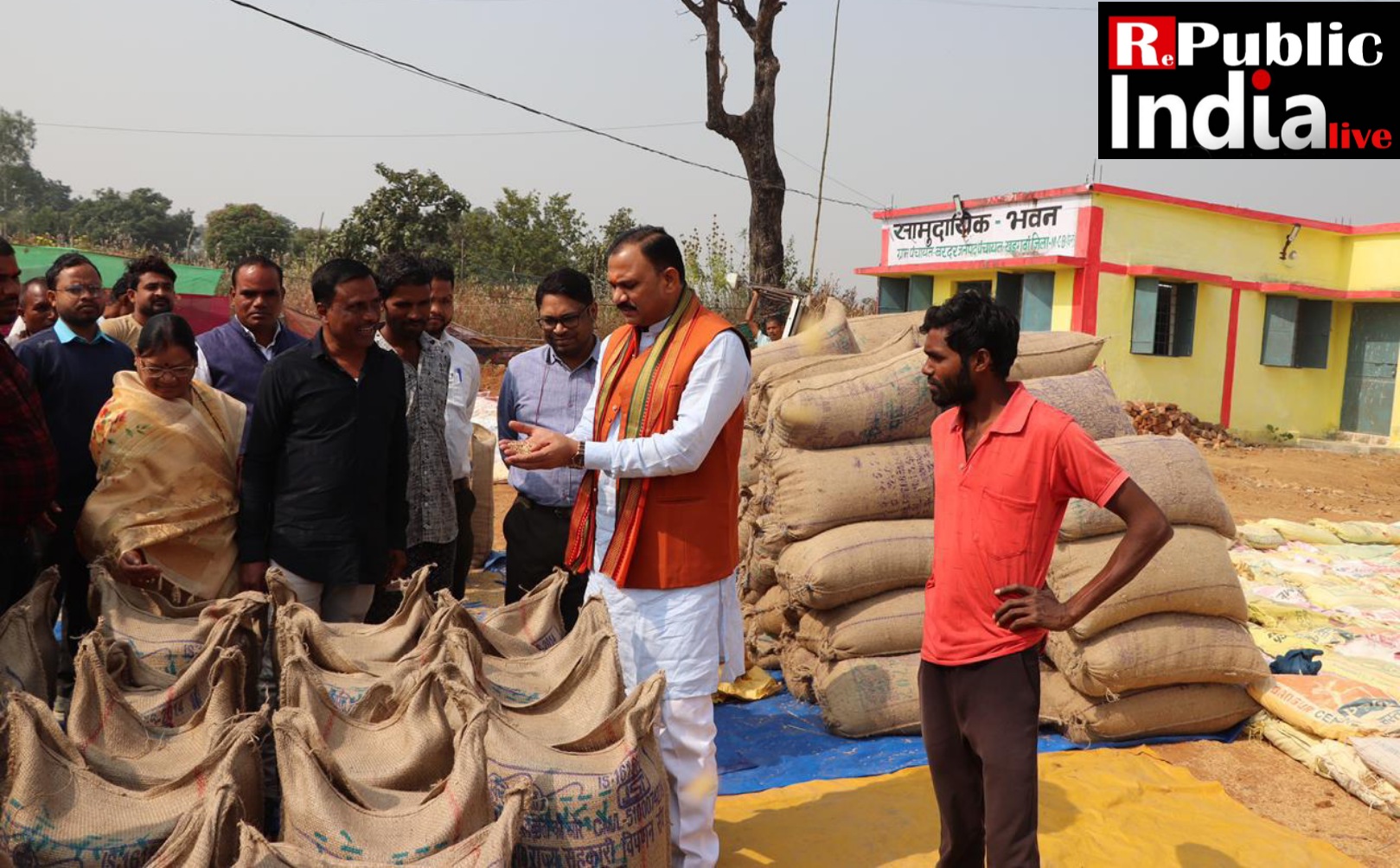 Picsart_24-11-25_22-39-34-672 स्वास्थ्य मंत्री श्याम बिहारी जायसवाल ने किया मनेंद्रगढ़ विधानसभा के धान खरीदी केंद्रों का निरीक्षण।