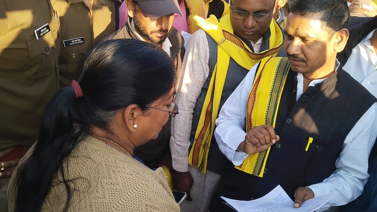 IMG-20241207-WA0001 जनकपुर की छात्रा के साथ आए गोंडवाना गणतंत्र पार्टी के सभी कार्यकता और पदाधिकारी। 