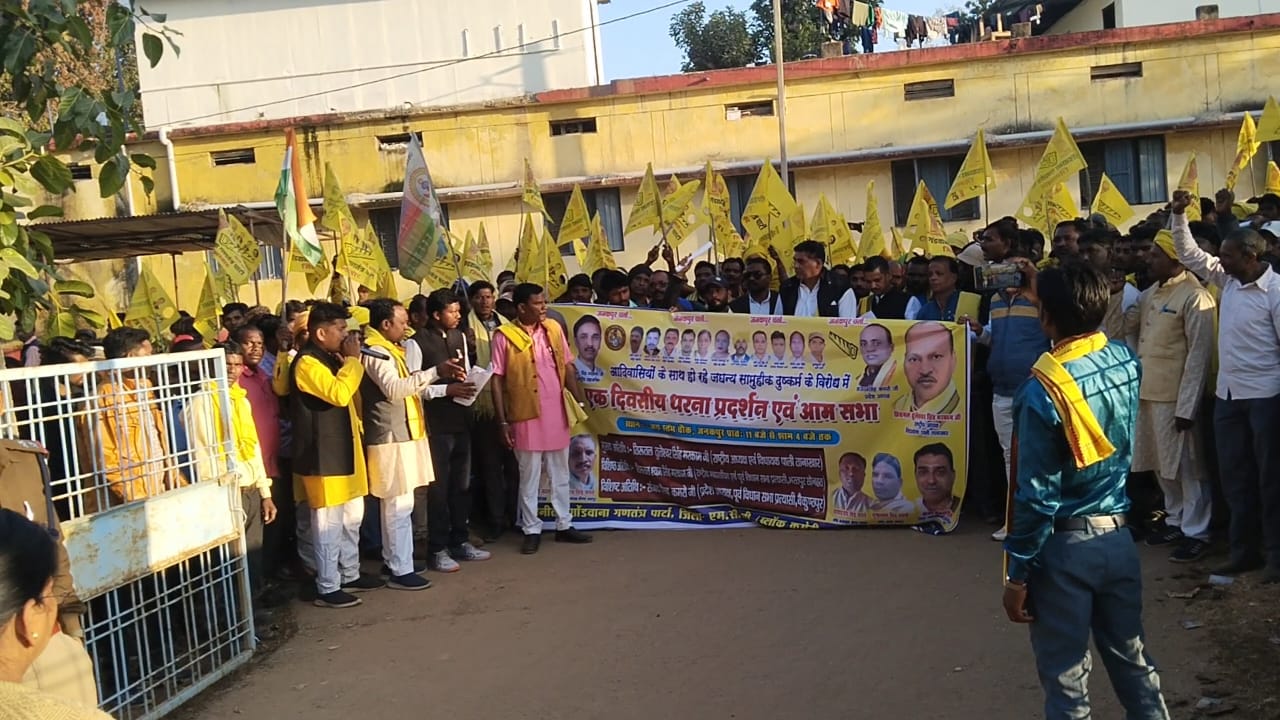 IMG-20241207-WA0003 जनकपुर की छात्रा के साथ आए गोंडवाना गणतंत्र पार्टी के सभी कार्यकता और पदाधिकारी। 