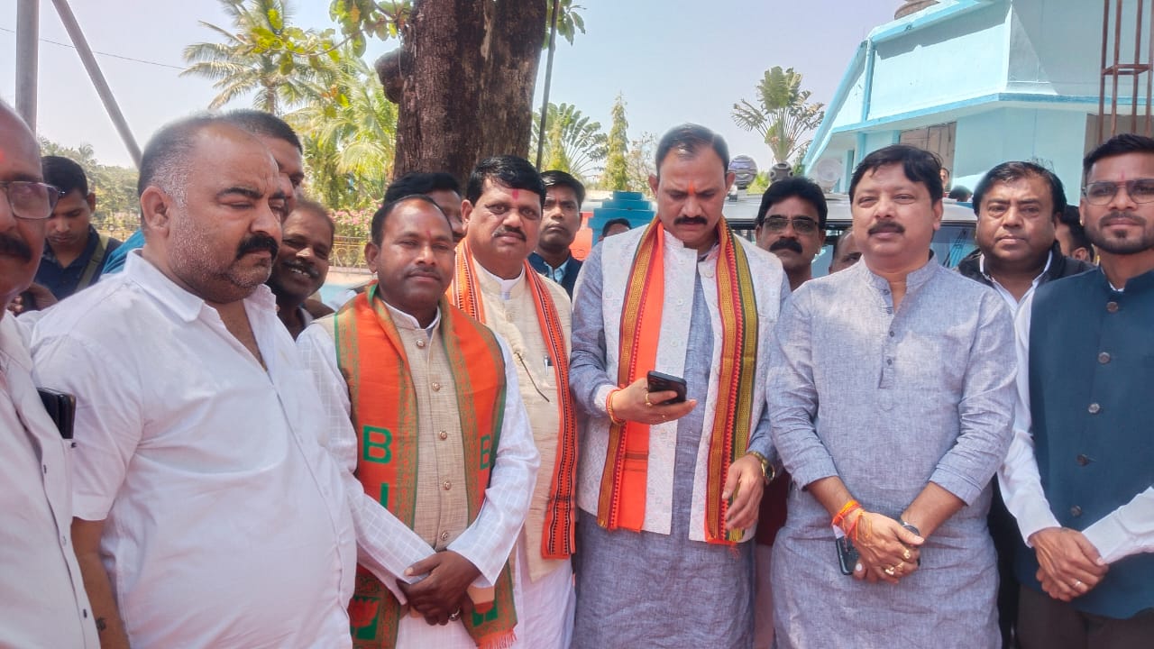 IMG-20250308-WA0003 चिरमिरी नगर पालिक निगम में निर्विरोध संतोष सिंह चुने गए स्पीकर।