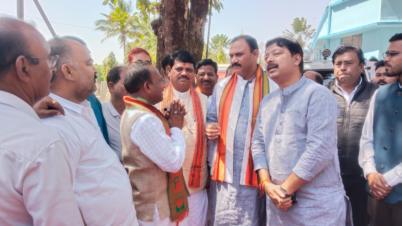 IMG-20250308-WA0004 चिरमिरी नगर पालिक निगम में निर्विरोध संतोष सिंह चुने गए स्पीकर।