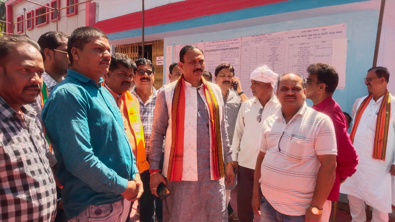 IMG-20250308-WA0005 चिरमिरी नगर पालिक निगम में निर्विरोध संतोष सिंह चुने गए स्पीकर।