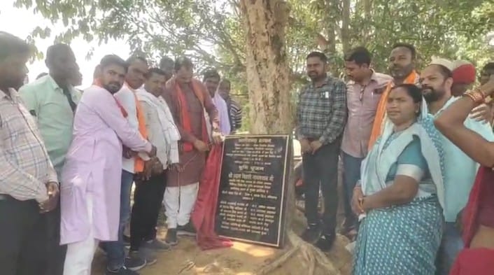 IMG-20250520-WA0003 खड़गवां के तीन ग्राम पंचायतों की पुरानी मांग का स्वास्थ्य मंत्री ने किया भूमिपूजन, लगभग 08 करोड़ की लागत से बनेगा पक्का सड़क।