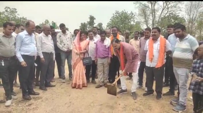 IMG-20250520-WA0004 खड़गवां के तीन ग्राम पंचायतों की पुरानी मांग का स्वास्थ्य मंत्री ने किया भूमिपूजन, लगभग 08 करोड़ की लागत से बनेगा पक्का सड़क।