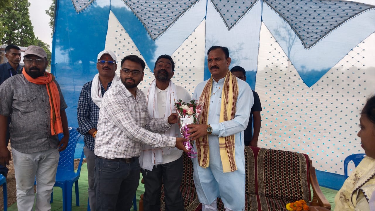 IMG-20250527-WA0018 विधानसभा में किए वायदों का प्रतिफल है गौरव पथ निर्माण - श्याम बिहारी जायसवाल।