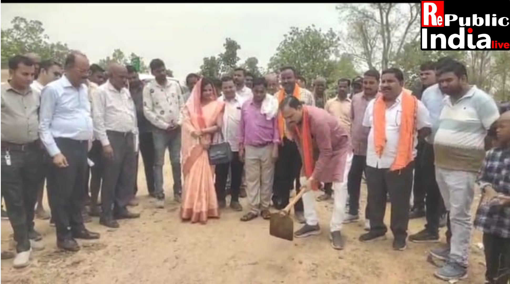 Picsart_25-05-20_18-20-19-545 खड़गवां के तीन ग्राम पंचायतों की पुरानी मांग का स्वास्थ्य मंत्री ने किया भूमिपूजन, लगभग 08 करोड़ की लागत से बनेगा पक्का सड़क।