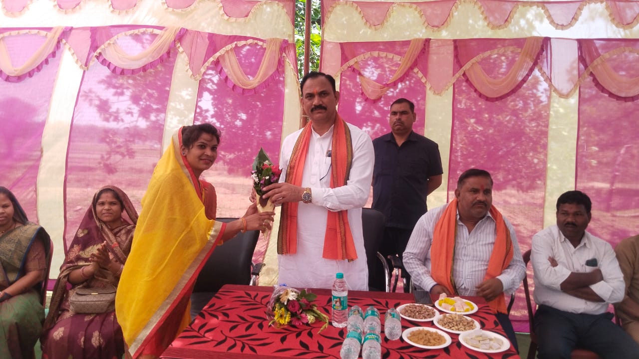 IMG-20250603-WA0013 अब खड़गवां के ठगगांव तेंदू डांड में एक और पक्की सड़क का भूमिपूजन, 339.18 लाख की लागत से बनेगी सड़क।