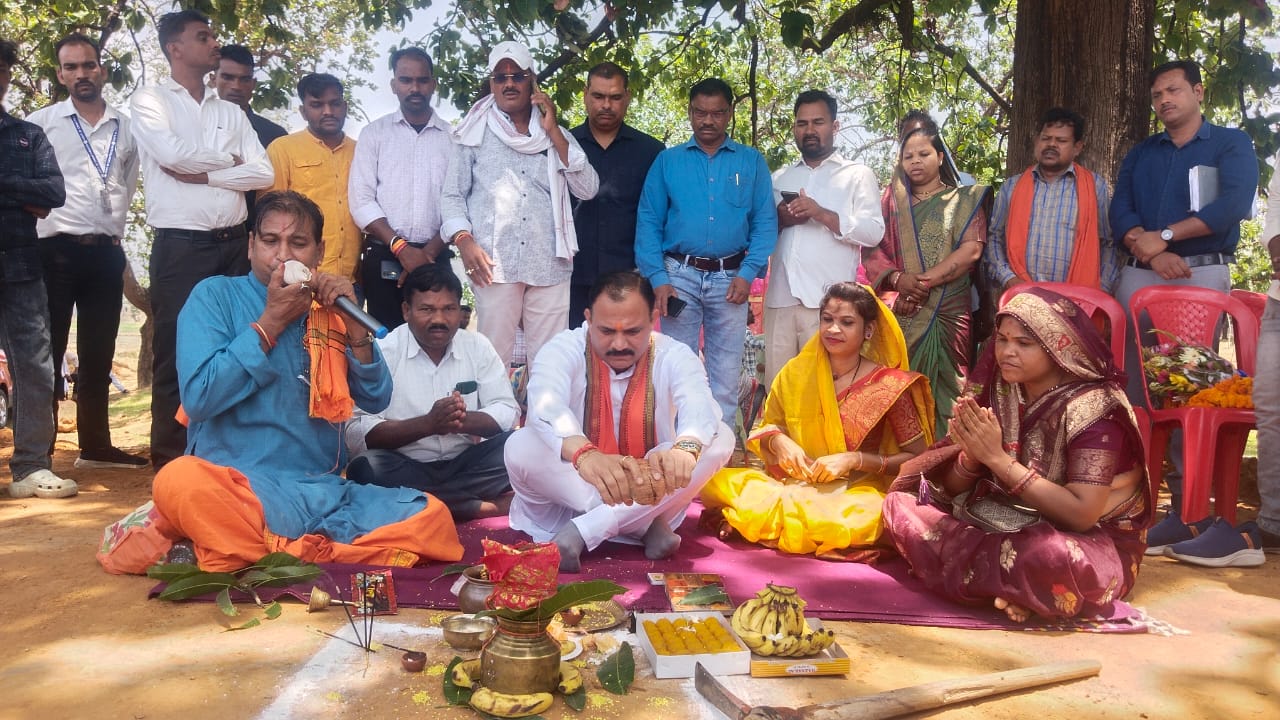 IMG-20250603-WA0015 अब खड़गवां के ठगगांव तेंदू डांड में एक और पक्की सड़क का भूमिपूजन, 339.18 लाख की लागत से बनेगी सड़क।