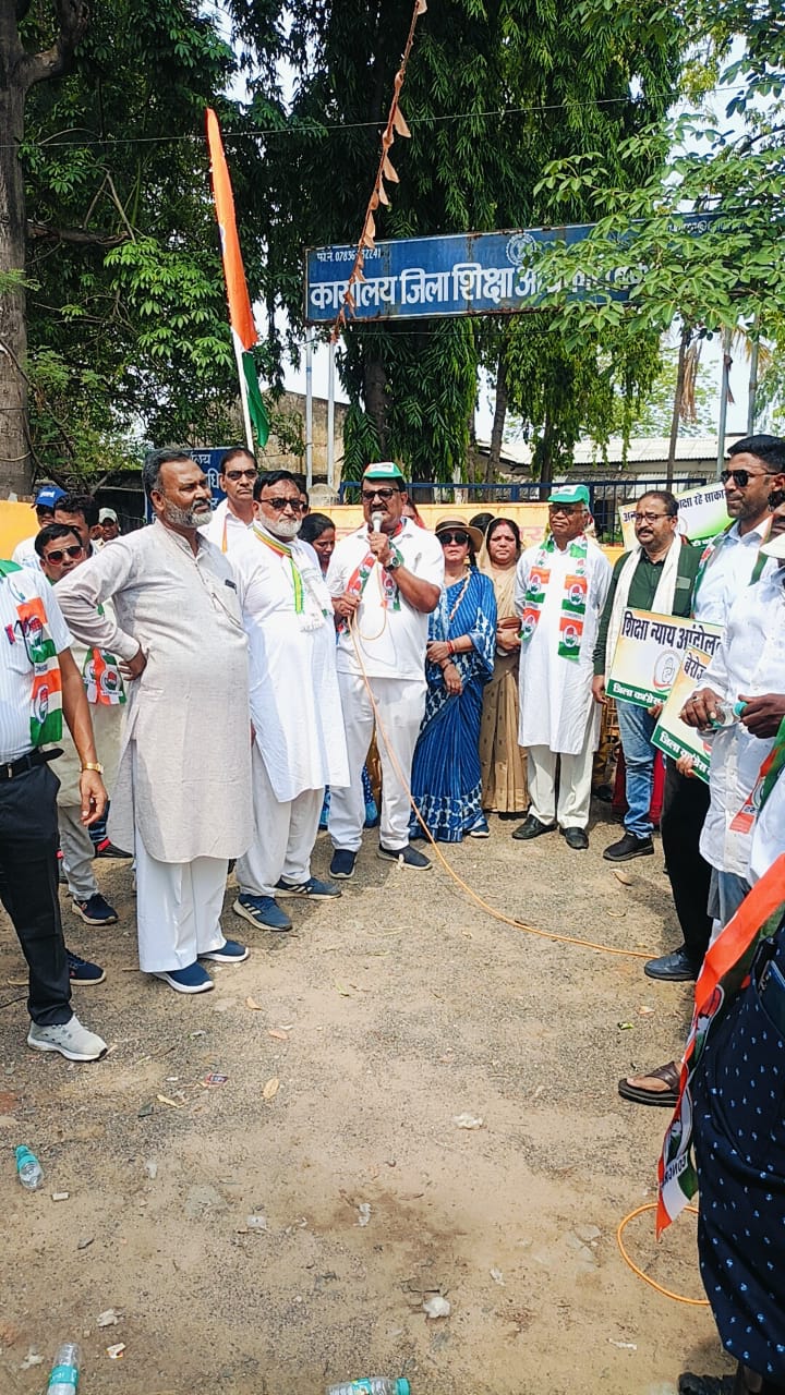 IMG-20250616-WA0012 युक्तियुक्तकरण के विरोध में कांग्रेसियों ने किया जिला शिक्षा अधिकारी कार्यालय का घेराव।