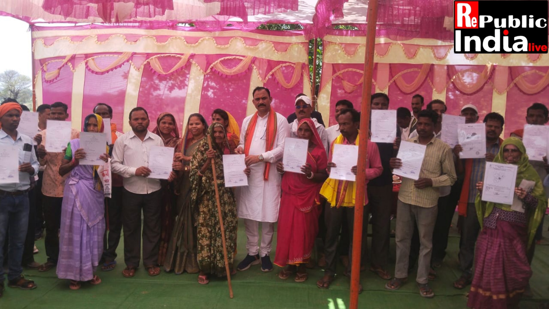 Picsart_25-06-03_23-32-59-005 अब खड़गवां के ठगगांव तेंदू डांड में एक और पक्की सड़क का भूमिपूजन, 339.18 लाख की लागत से बनेगी सड़क।