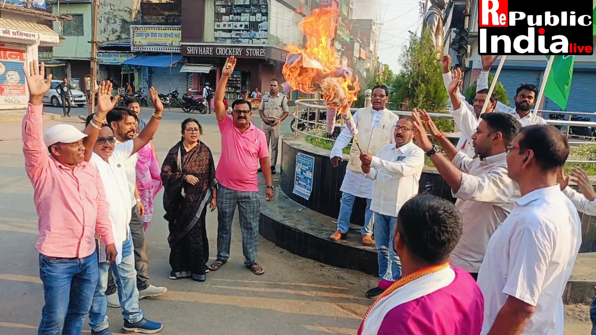 Picsart_25-06-15_00-07-42-775 भाजपा सरकार ने ED को बनाया राजनीतिक हथियार:: जिला मुख्यालय बैकुंठपुर में  भाजपा सरकार एवं प्रवर्तन निदेशालय ED का पुतला दहन किया।