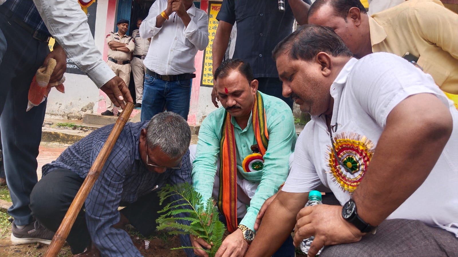 IMG-20250705-WA0011 शाला प्रवेश कार्यक्रम में बच्चों संग बैठकर स्वास्थ्य मंत्री ने लिया न्योता भोज का आनंद।